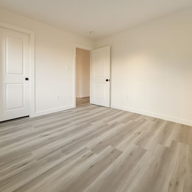 Building Photo - 1421 Kingston Dr