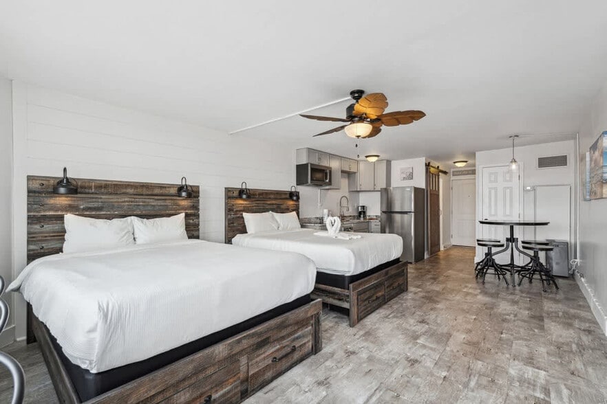 Building Photo - 8817 S Thomas Dr