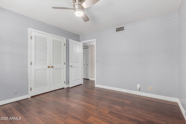 Building Photo - 481 W Half Moon Way