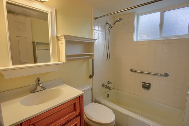 Building Photo - Stunning Condo Unit In Prime Location!