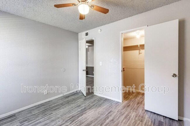 Building Photo - 4659 S Darlington Ave