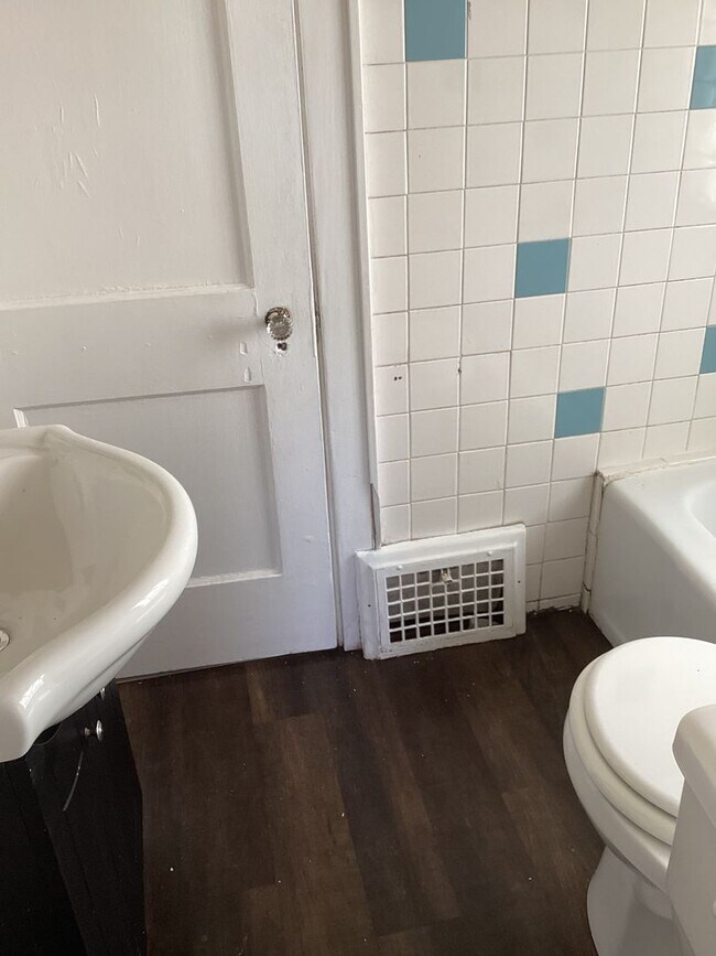 Building Photo - 3 Bedroom single family home