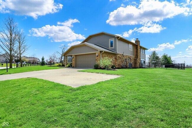 Building Photo - 3037 Golfview Dr