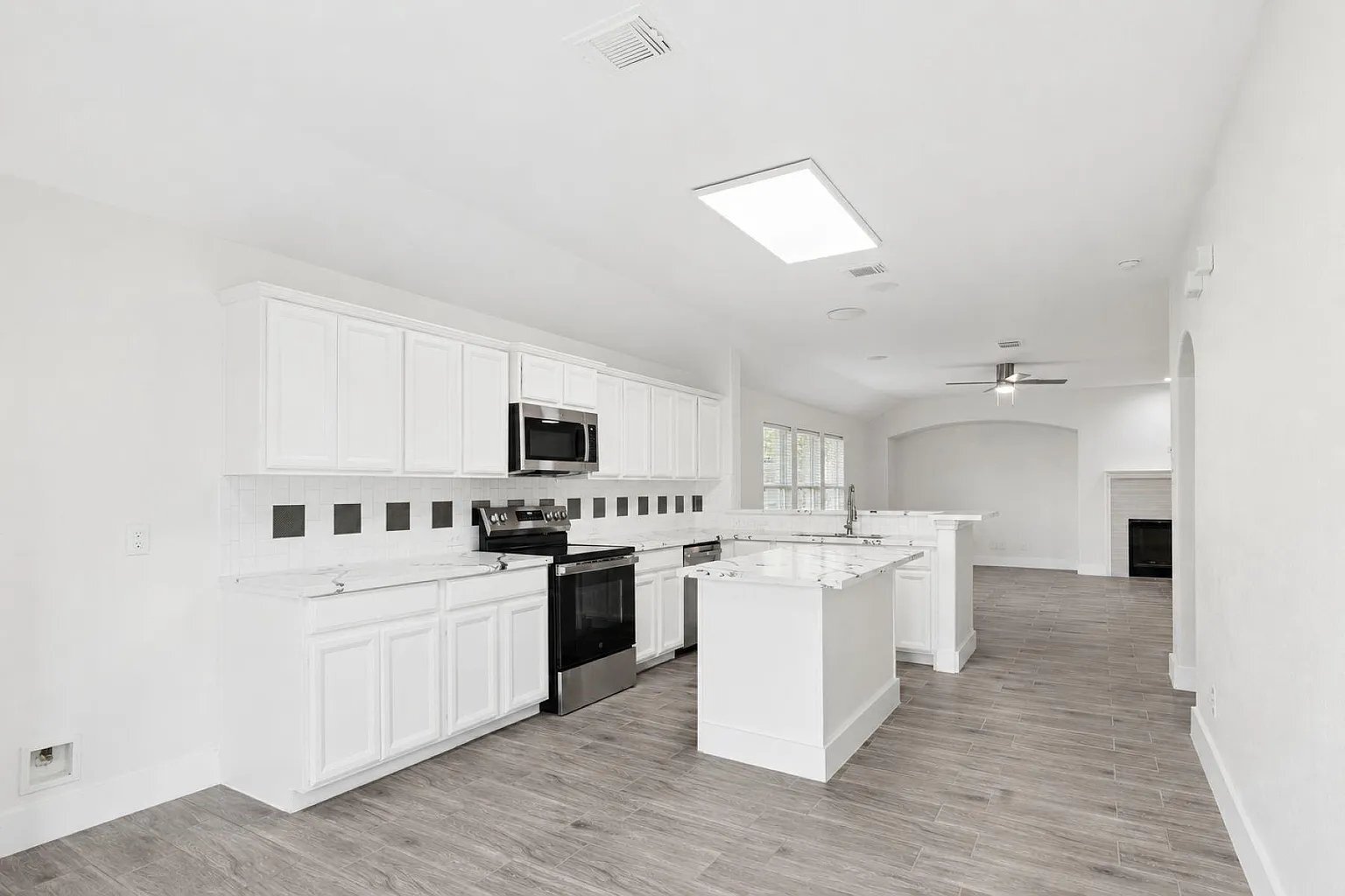Building Photo - 17910 Royal Gate Ln
