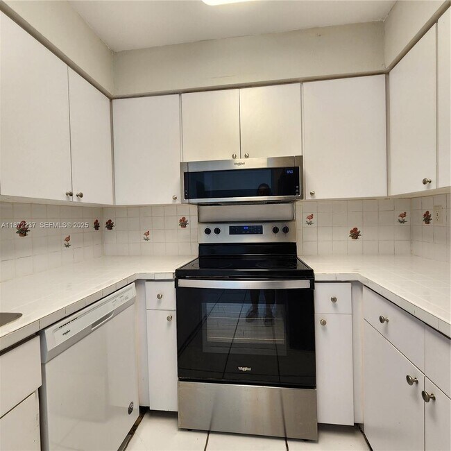 Building Photo - 1940 NE 31st Ct