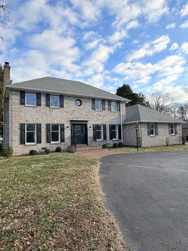 Building Photo - 1016 Lois Ln