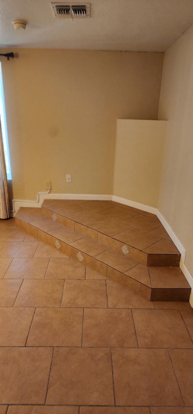 Building Photo - 2126 E Hidalgo Vista