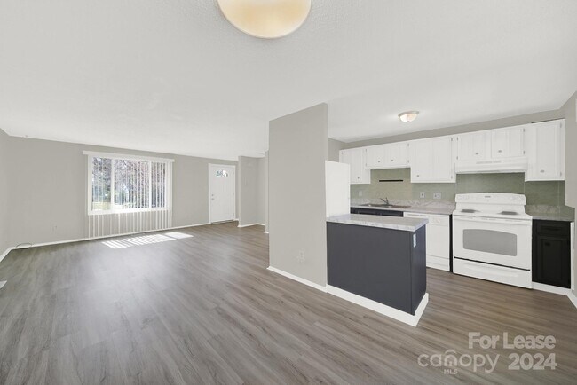 Building Photo - 6230 Holly Knoll Dr