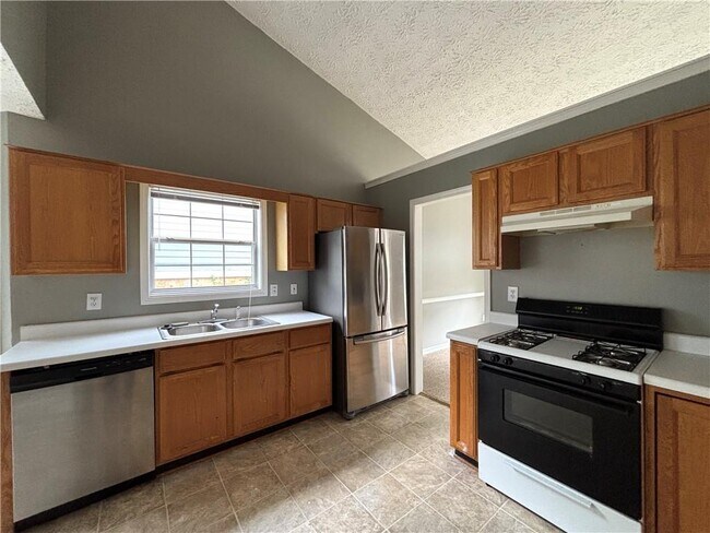Building Photo - 2900 Camelot Woods Dr NW