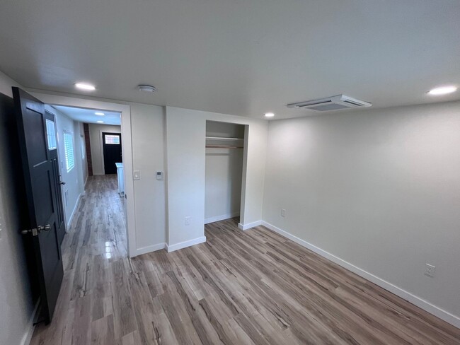 Building Photo - Just renovated! Stunning High-End Finishes!