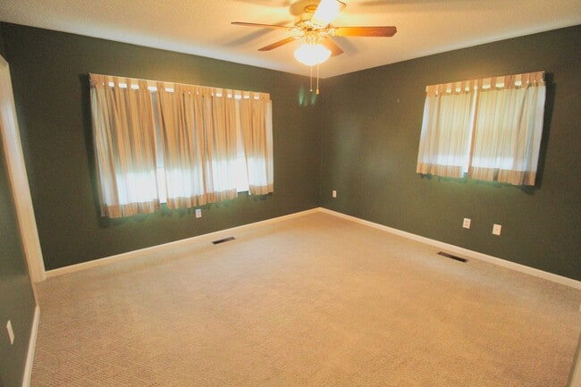 Building Photo - For Rent: Spacious Ranch-Style Home with S...