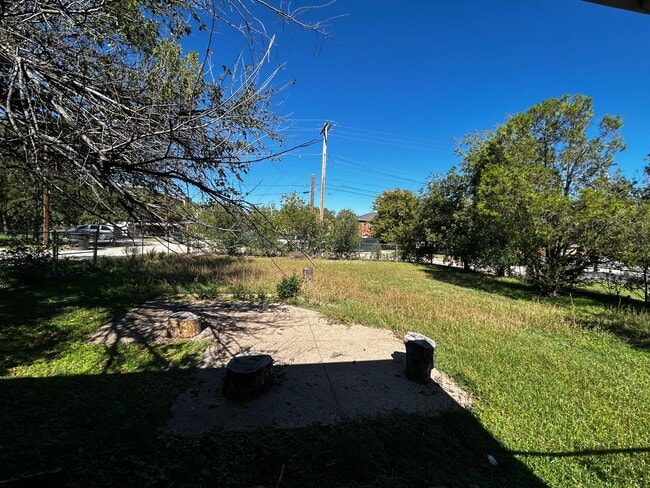 Building Photo - 826 E N 15th St