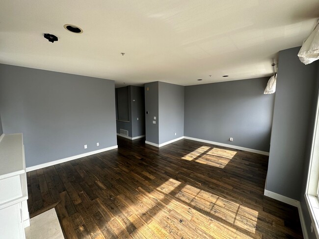 Building Photo - Beautiful Downtown Bellevue 3bd 2.5Bath La...