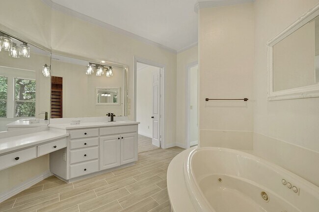 Building Photo - 10111 Bluffview Cir