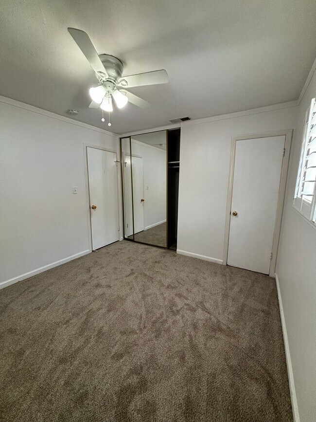 Building Photo - 4122 Aragon Dr