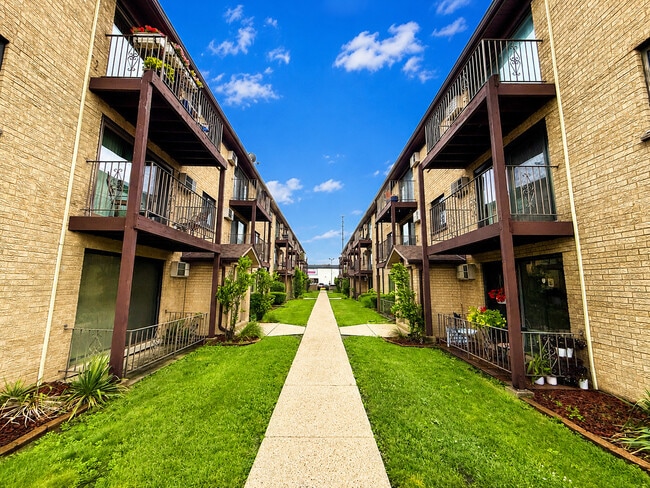 Building Photo - 7214 W Wrightwood Ave