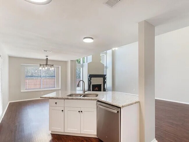 Building Photo - 4729 Woodhaven Ln