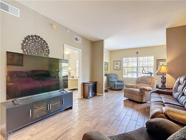 Building Photo - 3 bedroom 2 bathroom Condo in the Gardens at Beachwalk