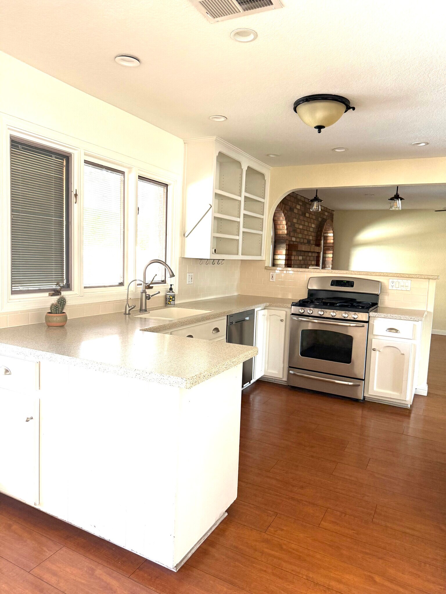 gas stove//kitchen windows overlook patio and pool - 8315 S Taylor Dr