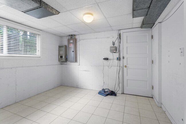 Building Photo - 608 Lavergne Ave