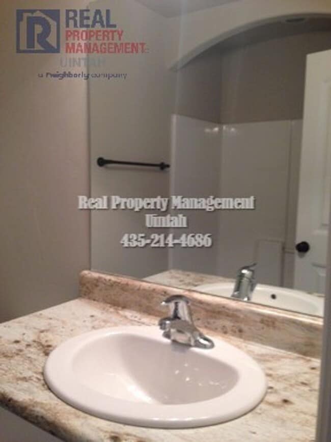 Building Photo - 3 bed 2.5 bath townhome in Fox Run