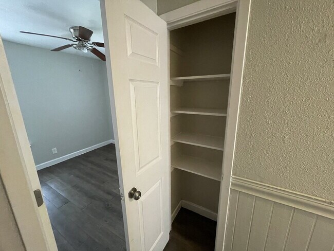 Building Photo - Two bedroom, 1 bathroom apartment - Move in Special