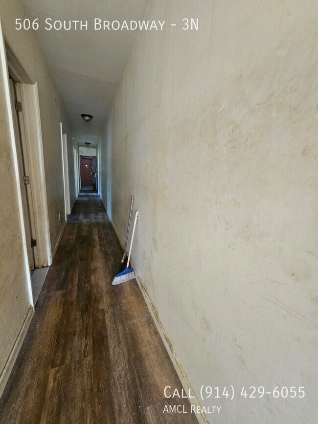 Building Photo - 506 S Broadway