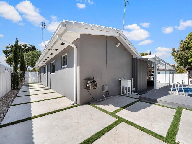 Building Photo - 6951 Miami Lakeway S