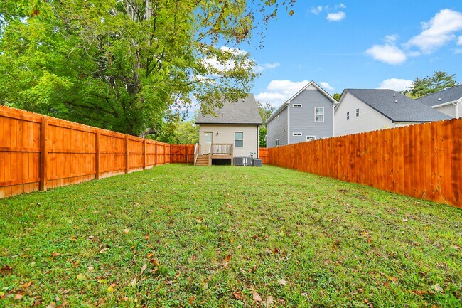 Building Photo - Pet Friendly Three Bedroom!