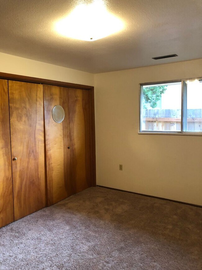Building Photo - Spacious NW Corvallis Duplex -   3 Bedroom...