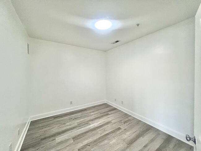 Building Photo - Mayfaire Townview 3rd floor 2BR unit with ...
