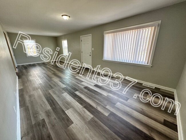 Building Photo - Spacious 3 Bed 2 bath Home