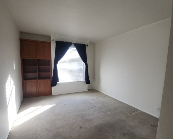 Building Photo - 5420 Sylmar Ave