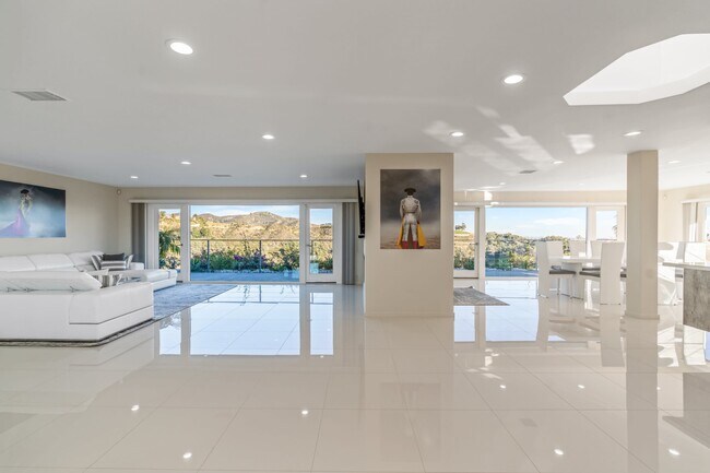 Building Photo - 2900 Lakeridge Dr