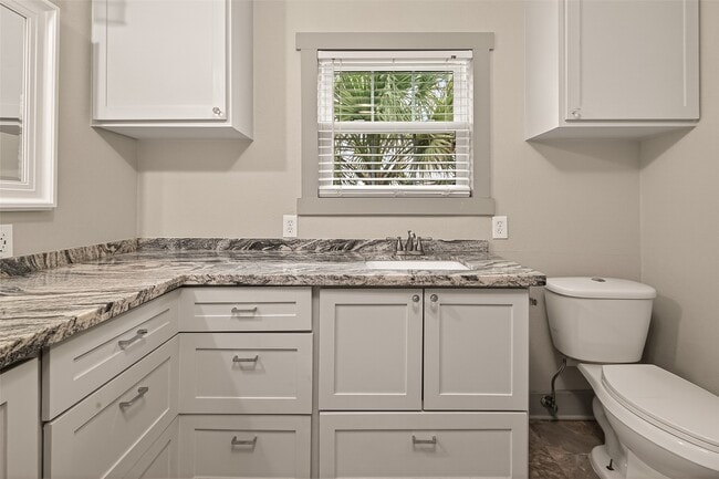 Building Photo - 717 W 30th St