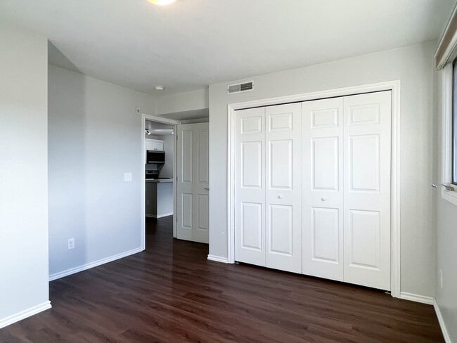 Building Photo - 10260 Jamestown Dr