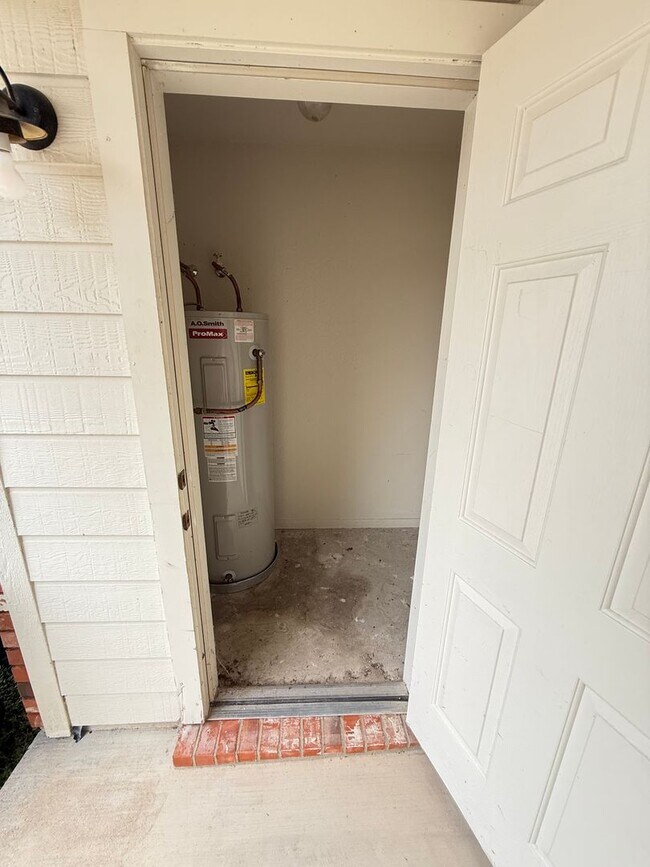 Building Photo - 212 Janelle Dr