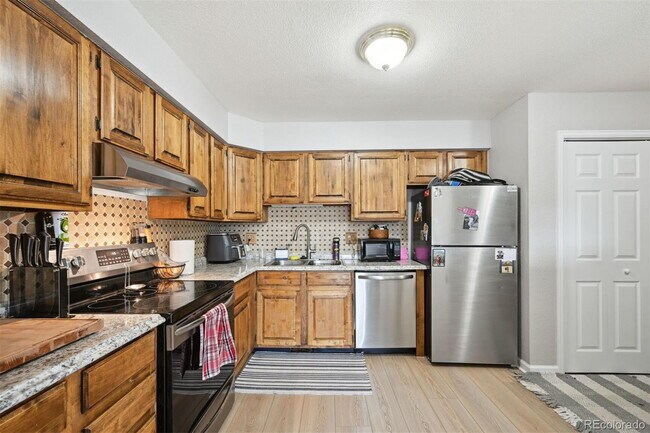 Building Photo - AVAILABLE OCTOBER! Wonderful 3 bed/2 bath ...