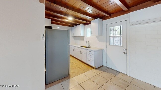 Building Photo - 3564 E Kleindale Rd