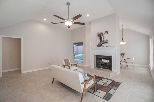 Building Photo - White Rock Highlands  4 bedrooms, 2.5 baths