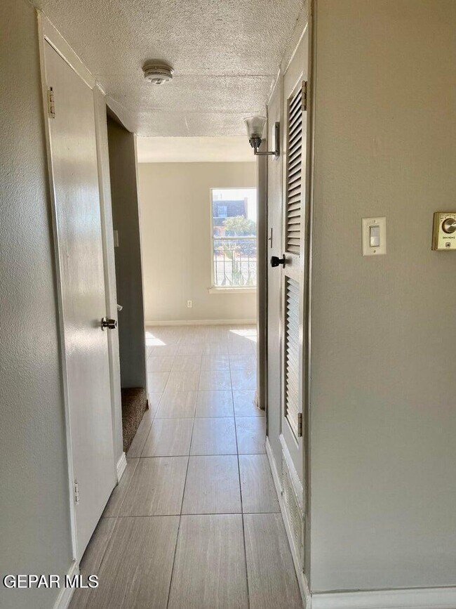 Building Photo - 6932 Escondido Dr