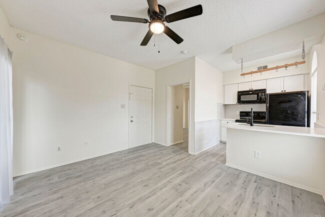 Building Photo - West campus 1 bed condo just 2 blocks from UT