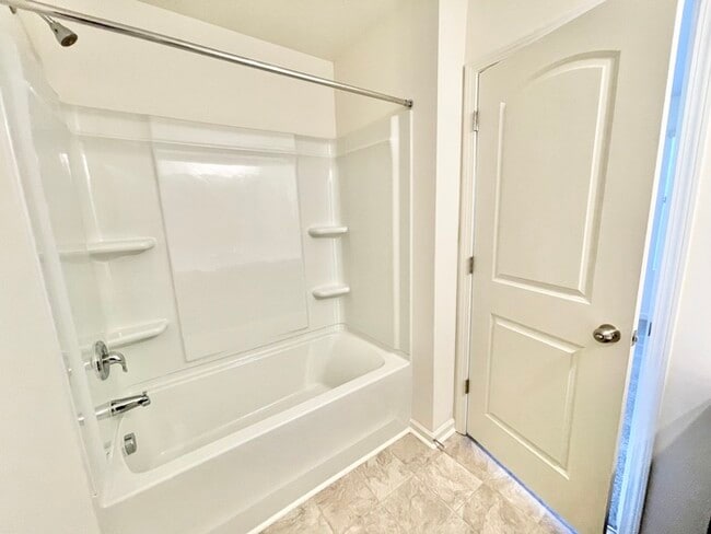 Building Photo - Three bedroom 2 1/2 bath corner unit townh...
