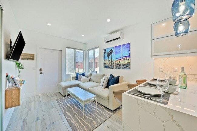 Building Photo - 732 Ventura Pl