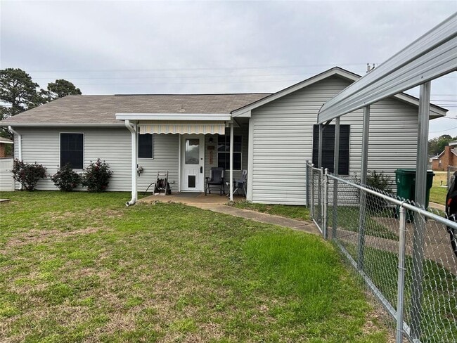 Building Photo - 1705 Deatsville Hwy