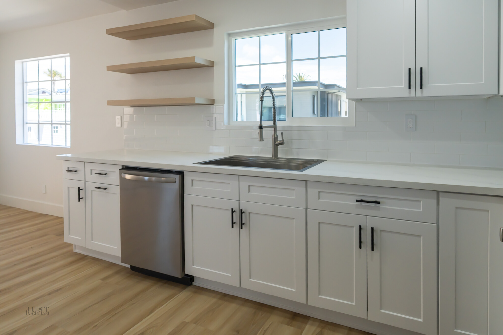Modern shelving design - 907 5th
