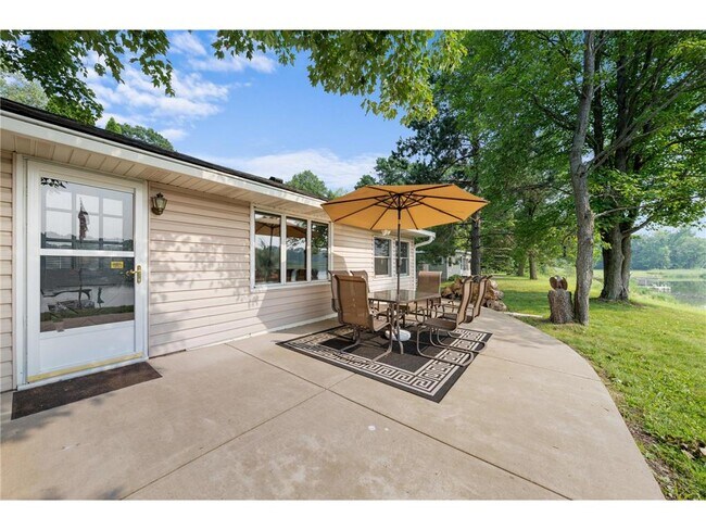 Building Photo - 2180 Island Dr