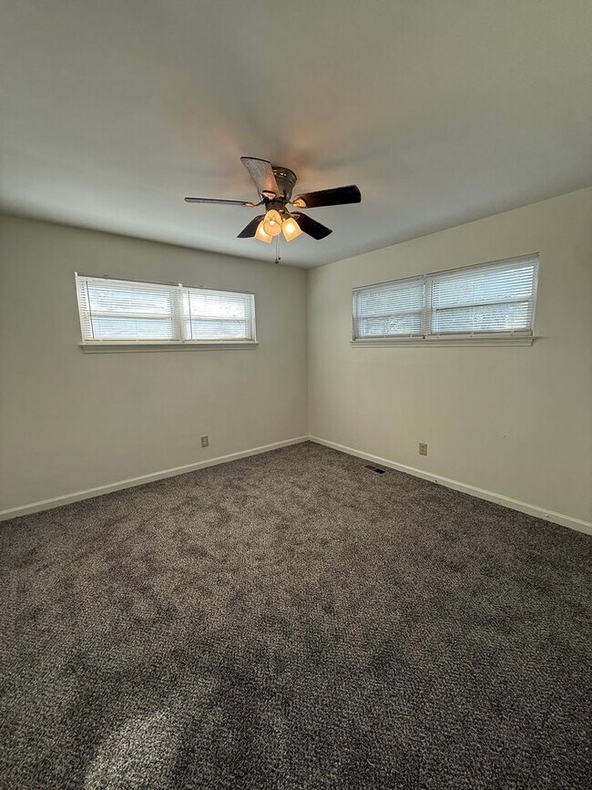 Building Photo - 4 Bedroom / 2 Bath Home