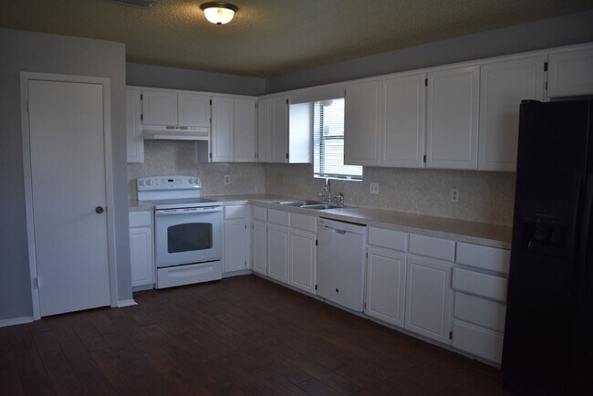 Building Photo - Cute Home - 3 Bedroom, 2 bath with No carpet