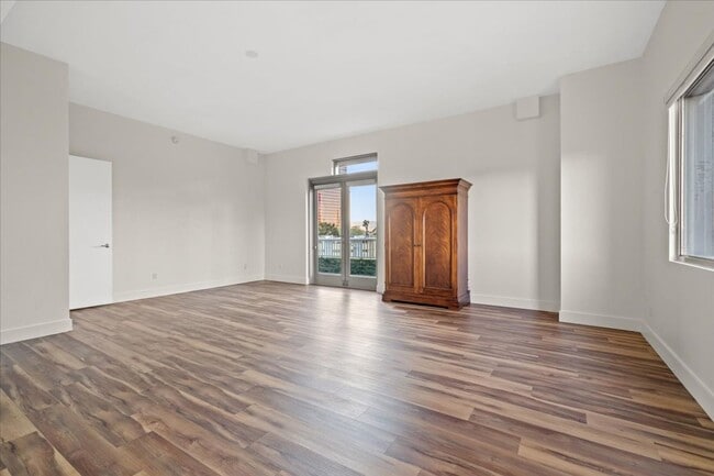 Building Photo - Fabulous Highrise Condo with Stripe Views!